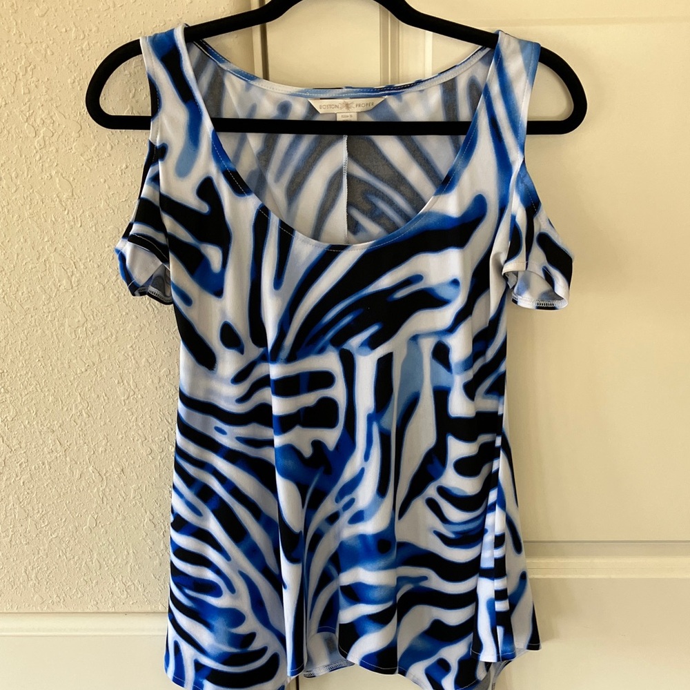 🦋Boston Proper Blue and Black Patterned Cold Shoulder Blouse🦋